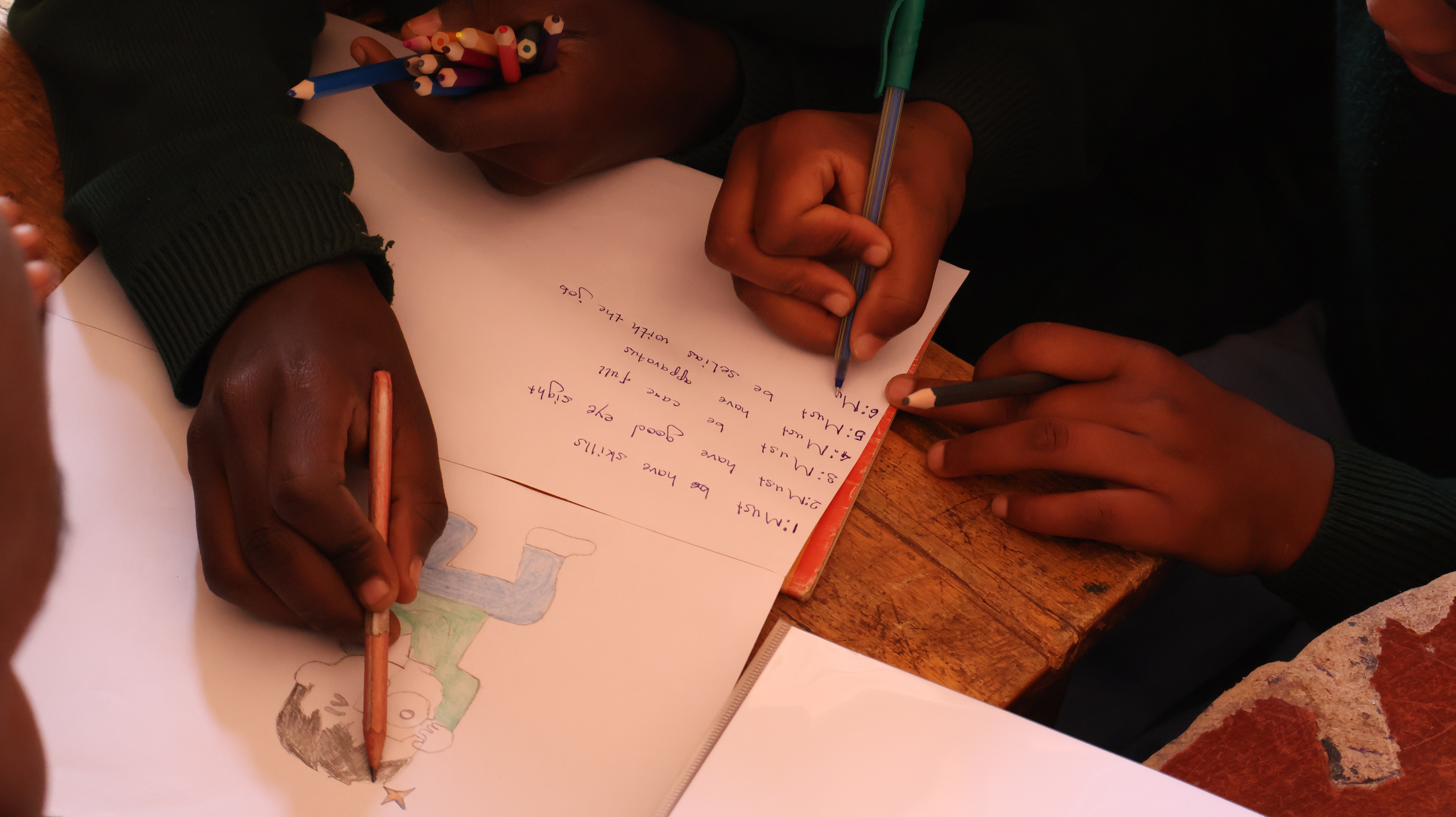 学生进行讨论纪录中